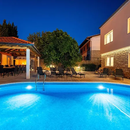 Nyaraló My Dalmatia - Seaside Familia With Private Heated Pool