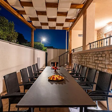 My Dalmatia - Seaside Familia With Private Heated Pool Hébergement de vacances *