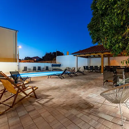My Dalmatia - Seaside Familia With Private Heated Pool Sveti Filip i Jakov