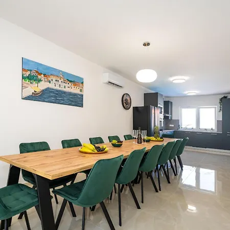 Hébergement de vacances My Dalmatia - Seaside Familia With Private Heated Pool